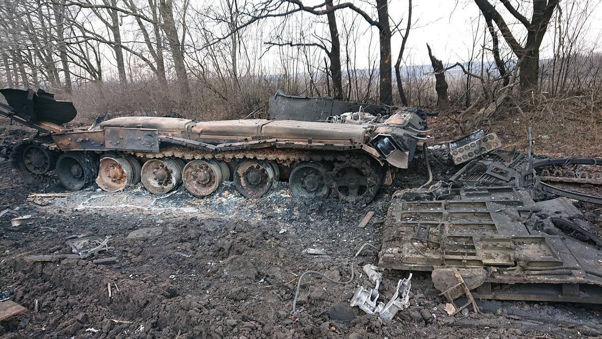 На фото - розбитий НЛАВом російський танк Т-80. Холодноярська піхота вразила його на місці, де раніше неодноразово розбивали противника