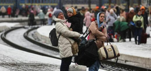 Беженцы на вокзале в Украине. Фото: Reuters