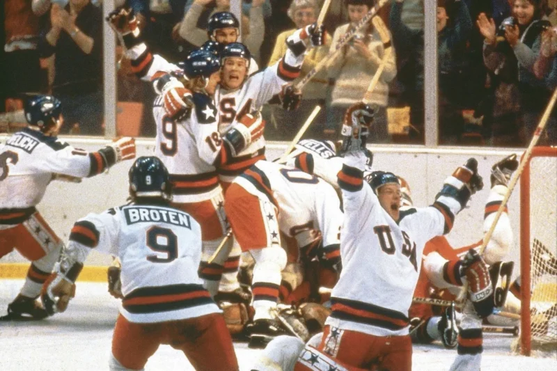 Американские хоккеисты празднуют победу над СССР. Лейк-Плэсид, 1980 год. Фото Sports Illustrated