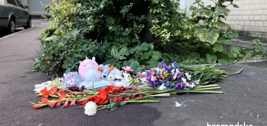 Квіти та іграшки на місці загибелі двох 12-річних дівчаток у Києві Оксана Іваницька / hromadske