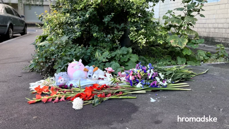Квіти та іграшки на місці загибелі двох 12-річних дівчаток у Києві Оксана Іваницька / hromadske