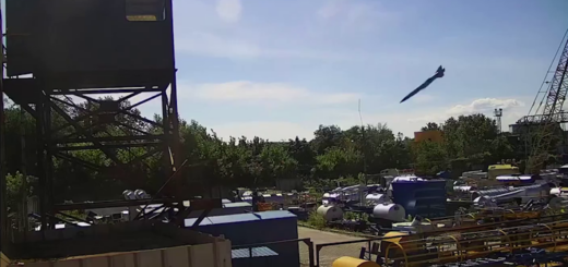 Зеленський показав запис відеокамер, з моментом влучення російської ракети в ТЦ "Амстор" у Кременчуці