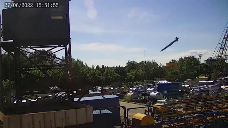 Зеленський показав запис відеокамер, з моментом влучення російської ракети в ТЦ "Амстор" у Кременчуці