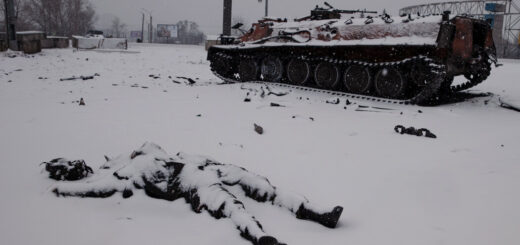 Загиблий російський солдат у Харкові наступного дня після початку війни у ​​лютому. Тайлер Хікс/The New York Times