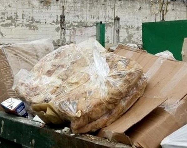 Нерозпаковані блоки із зіпсованою курятиною на смітнику в Одеському СІЗО/ФОТО зроблено співробітником тюрми у травні 2019 року